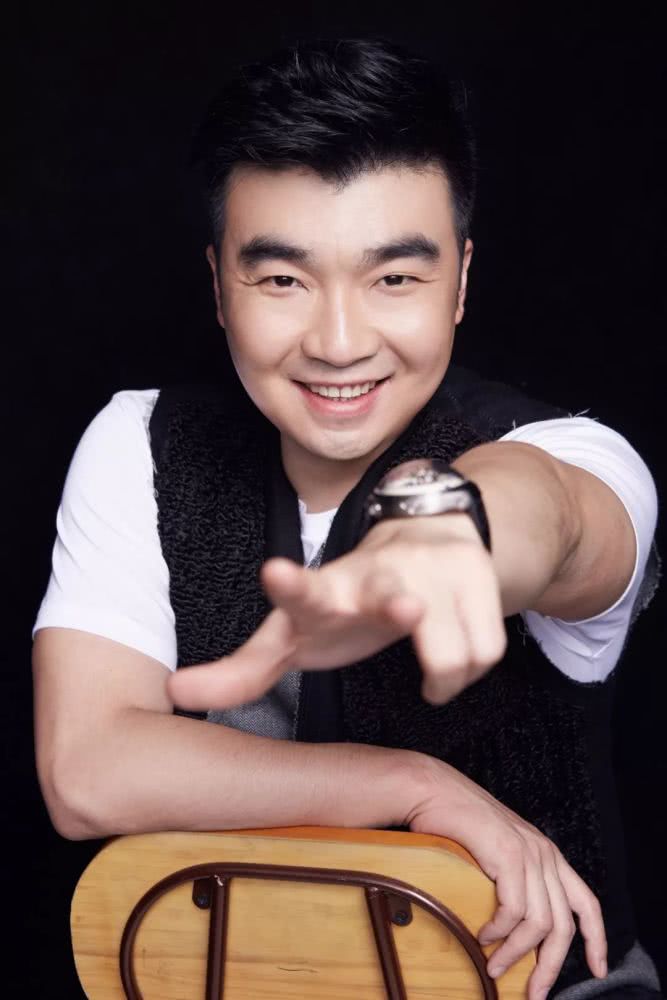 何雯娜疑怀孕,和未婚夫梁超现身机场腹部隆起,应该是三喜临门