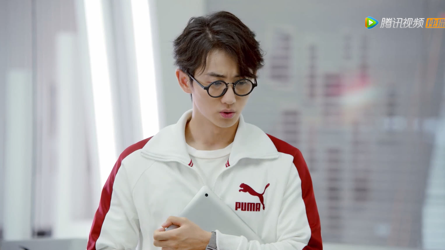 叶修为升级千机伞打怪嘉王朝竟抢先完成首杀他成为叶修的救星