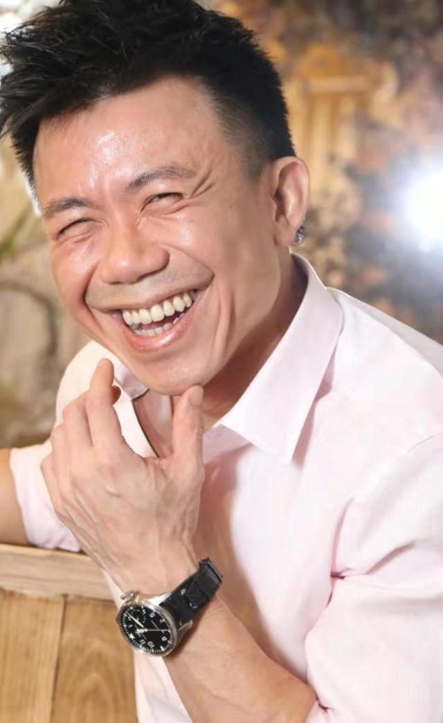 入行20年的心酸史!43岁男歌手自曝初入行担任监制经常被人欺负