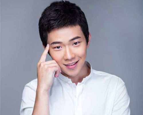 使徒行者2中变态杀手demon在流浪地球中却是个小眼镜