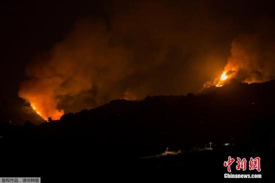  当地时间2019年8月19日，西班牙大加纳利岛，山火持续，火势凶猛。