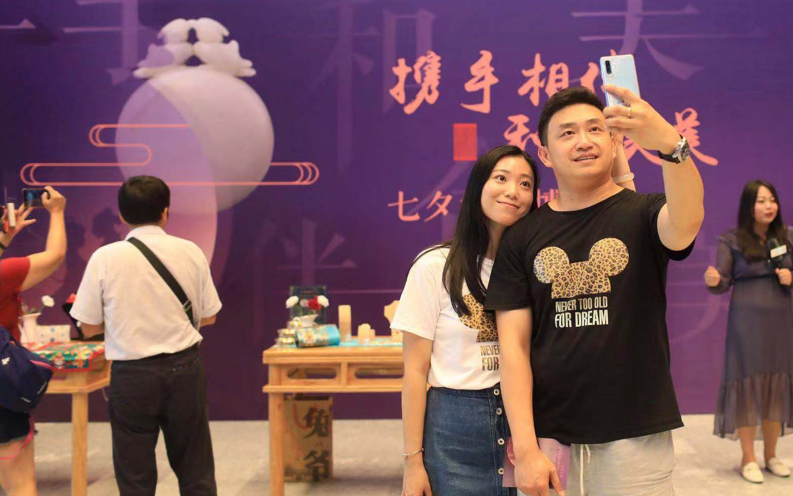 8月7日，七夕节，一对情侣在首都博物馆夜场活动自拍，当天北京17家博物馆举办了夜场活动。新京报记者 浦峰 摄