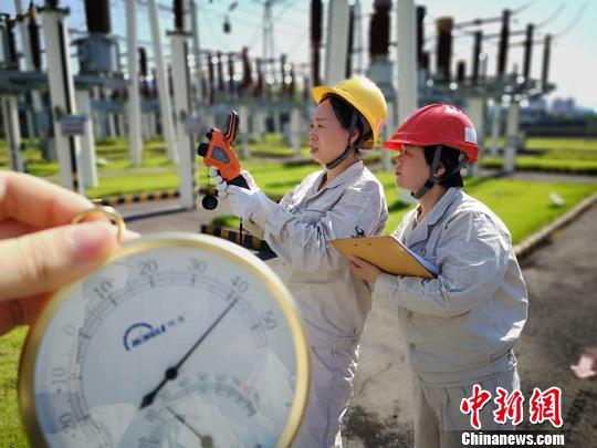  图为国网重庆丰都供电公司员工在变电站为设备进行红外测温。供图