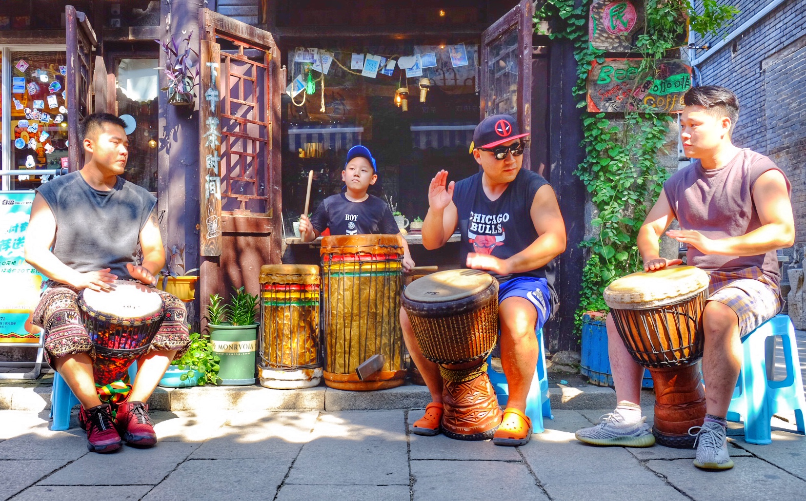 回想大多数人的六年级,似乎还在满大街疯跑呢,而郑圣曦已经跟着师傅去