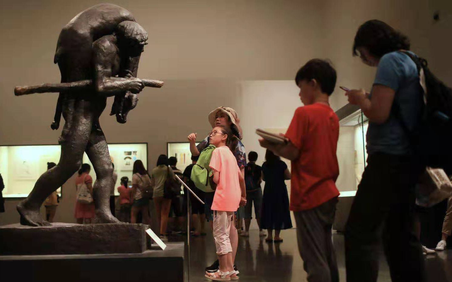 7月28日，国家博物馆暑期夜场开放首日，小朋友在国博参观、绘画。新京报记者 浦峰 摄