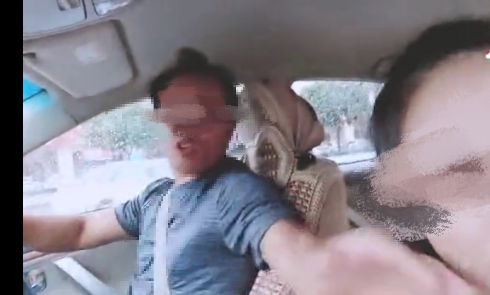 视频中，女子正在说话时被司机掌掴。受访者供图