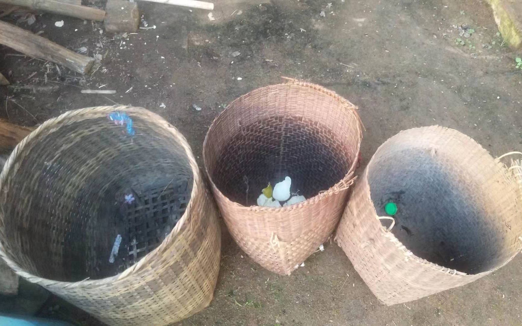 村民家门口的三个小竹筐，用来进行垃圾分类。受访者供图