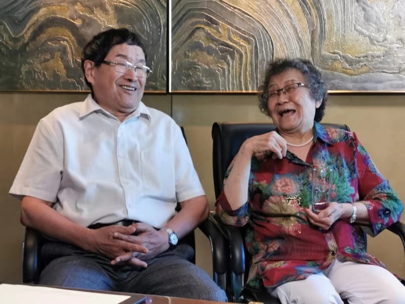 中国医学科学院研究员王以光（右）和她的丈夫杨厚接受澎湃新闻专访。李东 摄
