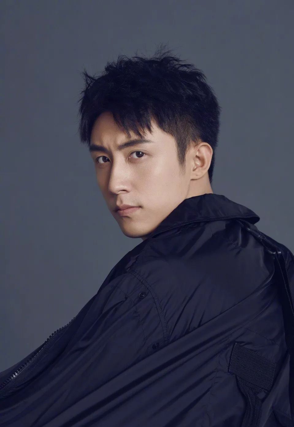 这个发型适合更多人,比较不那么挑脸型,都可以营造干净利落的青春感.