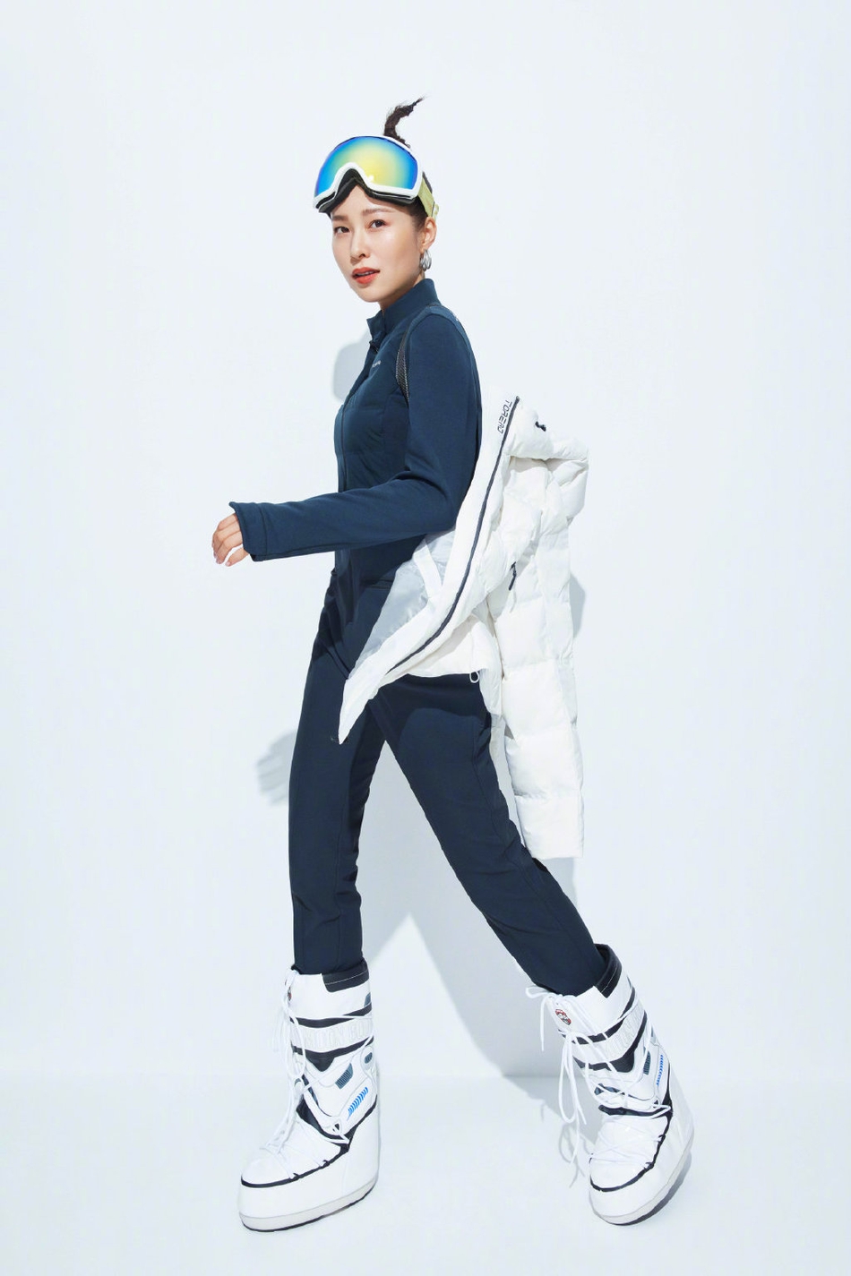 江一燕户外运动大片曝光帅气利落时尚感十足