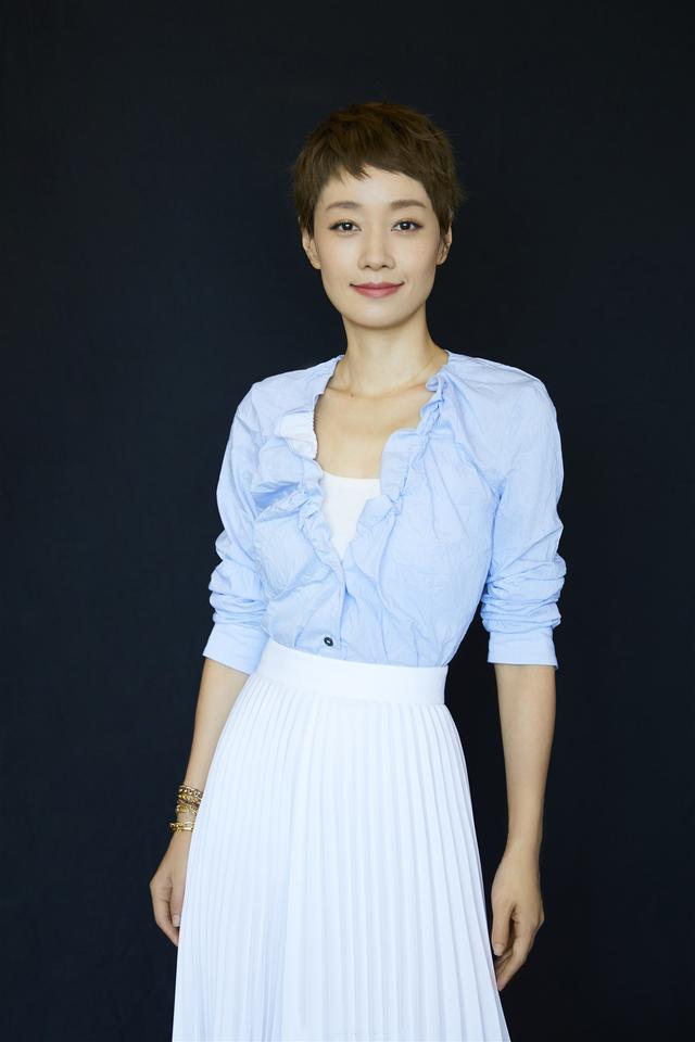 马伊琍离婚后首次亮相妆容精致飒爽干练面带笑容气色饱满