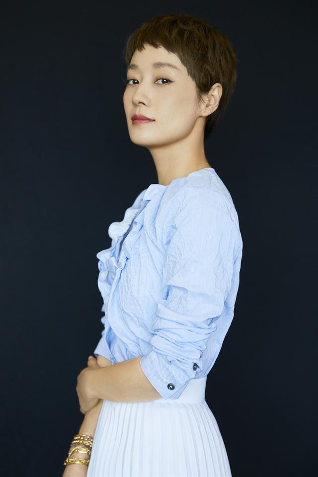 马伊琍离婚后首次亮相妆容精致飒爽干练面带笑容气色饱满