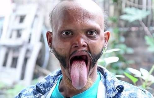 国外一男子舌头超长可以直接舔到额头却差点因此丢了工作