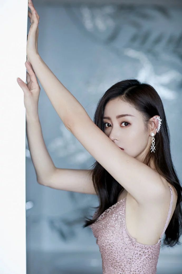 张天爱画风突变成街头女王破洞牛仔棒球帽典型的街头风时尚