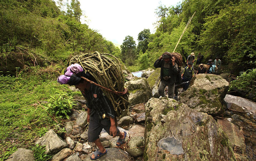 当地的采蜜人用世代相传的巧妙方式去采摘那些悬崖峭壁上的新鲜蜂蜜.