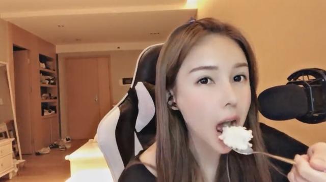 虎牙宝子晒瘦身餐美腿意外出镜引围观网友不去星秀可惜了