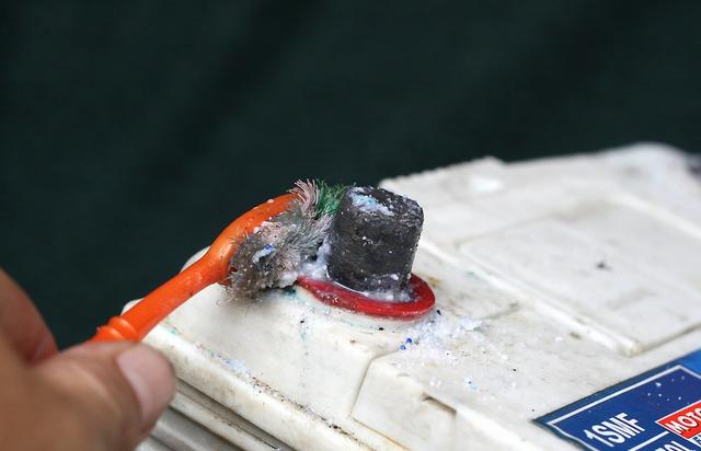 汽车保养如何清洁腐蚀的汽车蓄电池端子