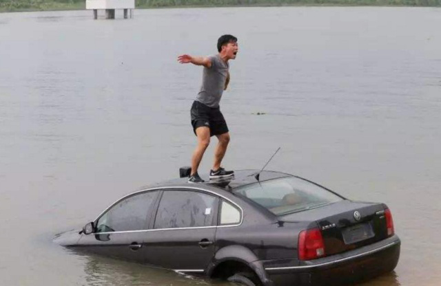 為什么汽車墜河之后很難逃出來？是不知道正確的技巧，趕緊學明白