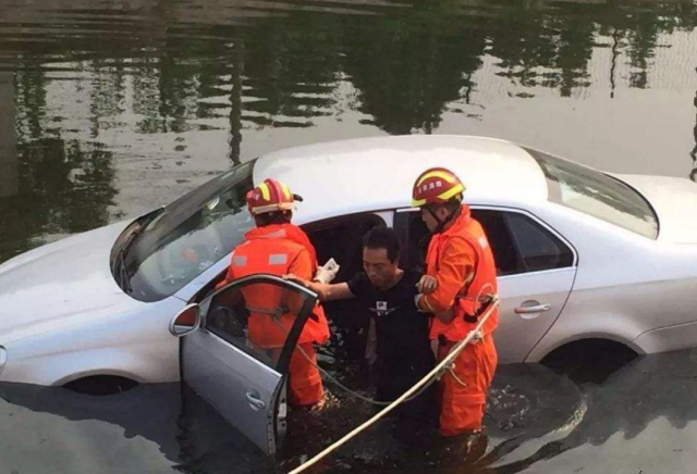 為什么汽車墜河之后很難逃出來？是不知道正確的技巧，趕緊學明白