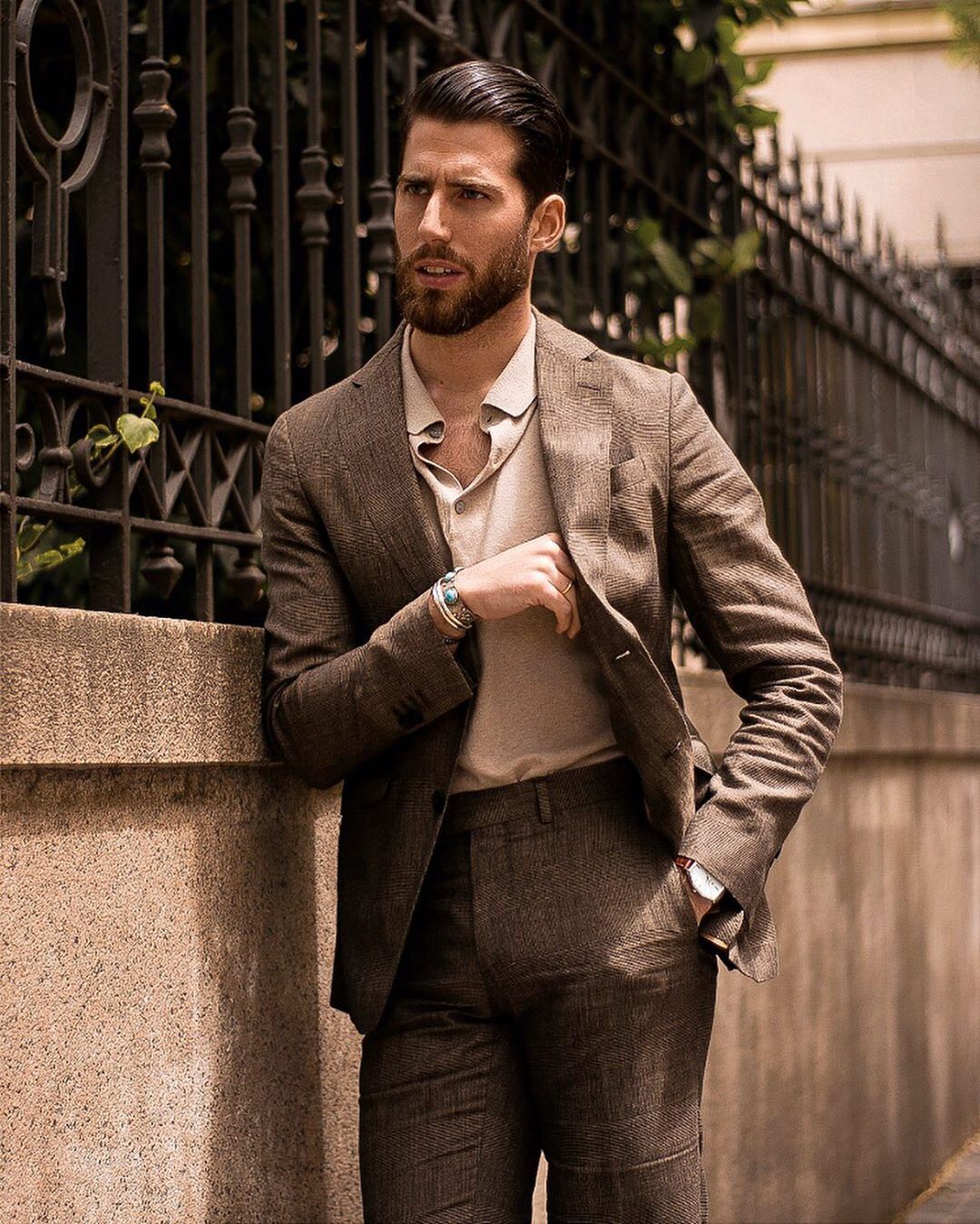 日常我们可能经常看到穿polo衫搭配牛仔裤或百慕大短裤的人,感觉活力