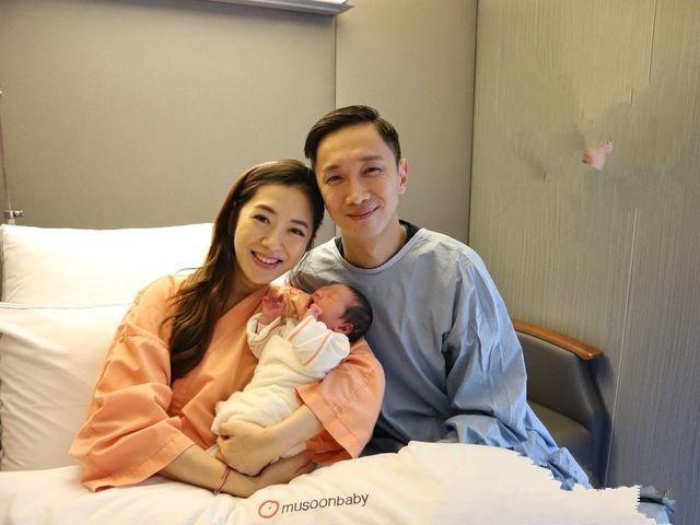 杨千霈二胎产后母女照片曝光,宝宝五官清秀可爱四肢果然修长