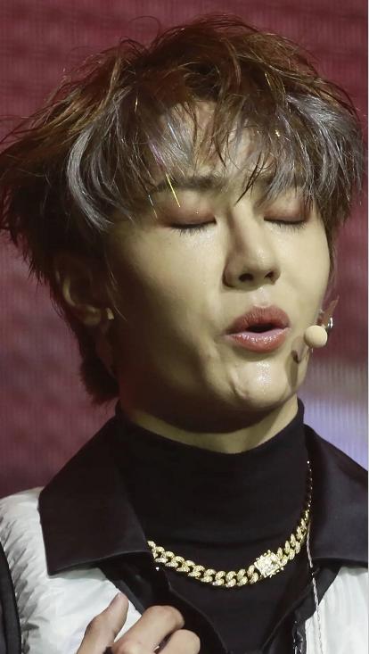 本以为王一博只有鼻子有明显痕迹,没想到,他的下巴也有很明显的痕迹.