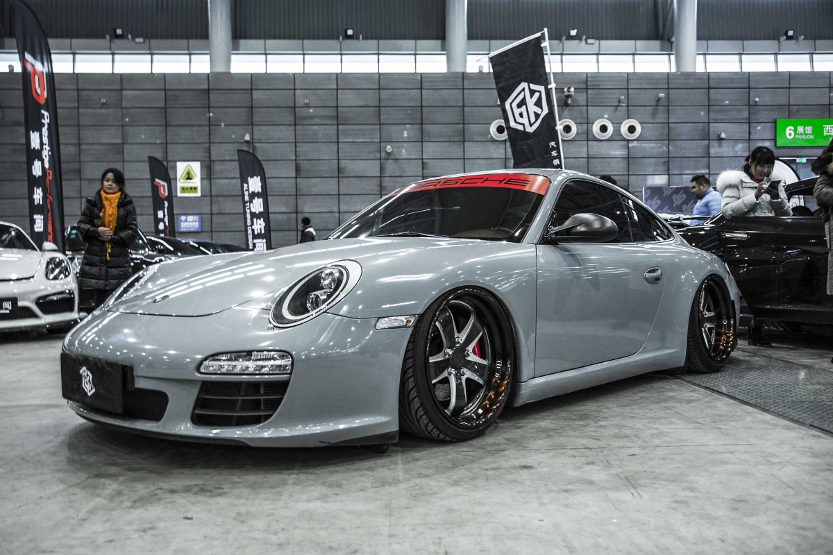 把保时捷911改装成灰猪混搭的包围让人难辨真身