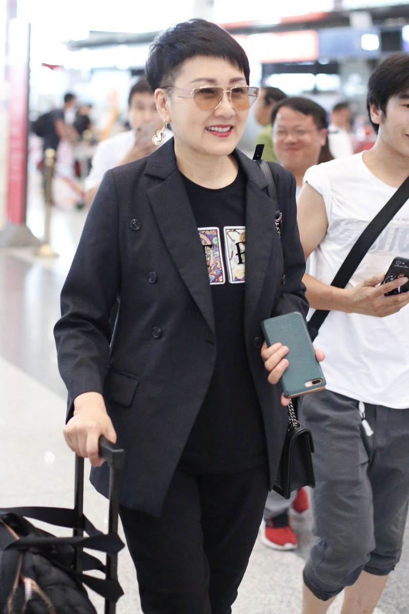 老牌演员也有时尚的一面张凯丽印花短t修身西装一点不显老