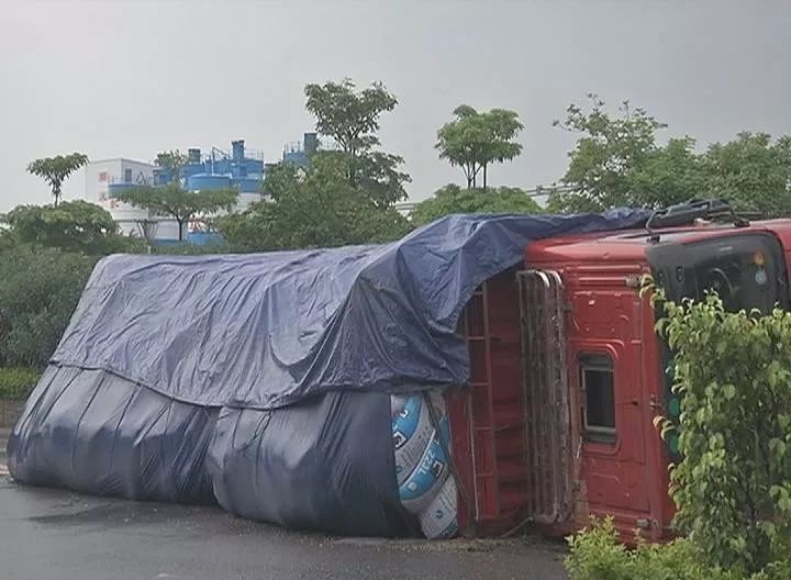 在揭阳一辆大货车行驶至一路段时发生侧翻幸好没有造成人员伤亡