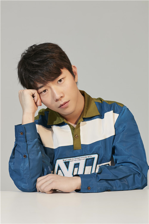 张亦驰曝光早秋写真温暖与活力尽显