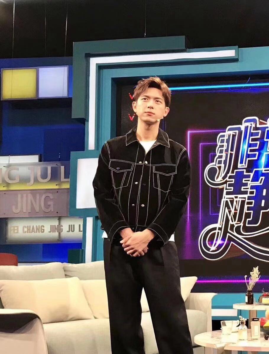李现录制非常静距离大背头换斜刘海露额头帅气十足