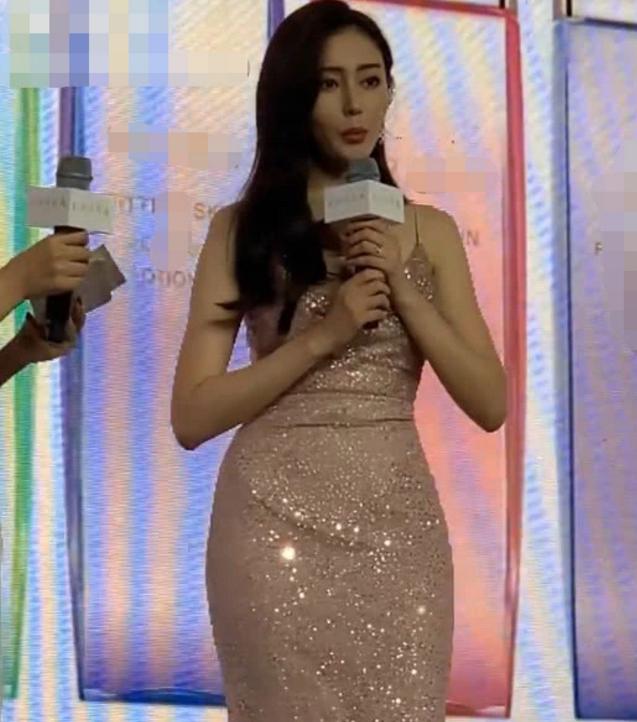 穿包臀裙惊现"海豚胯",网友:没眼看