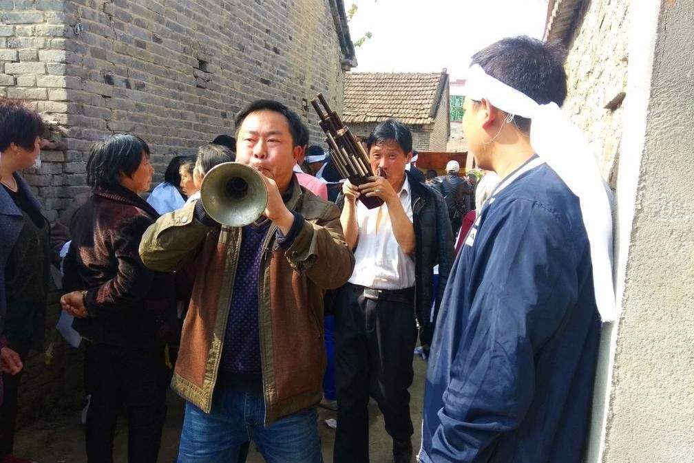 三,唢呐团队:在丧礼上面还有着一个怪象那就是唢呐班子的人员越来越多