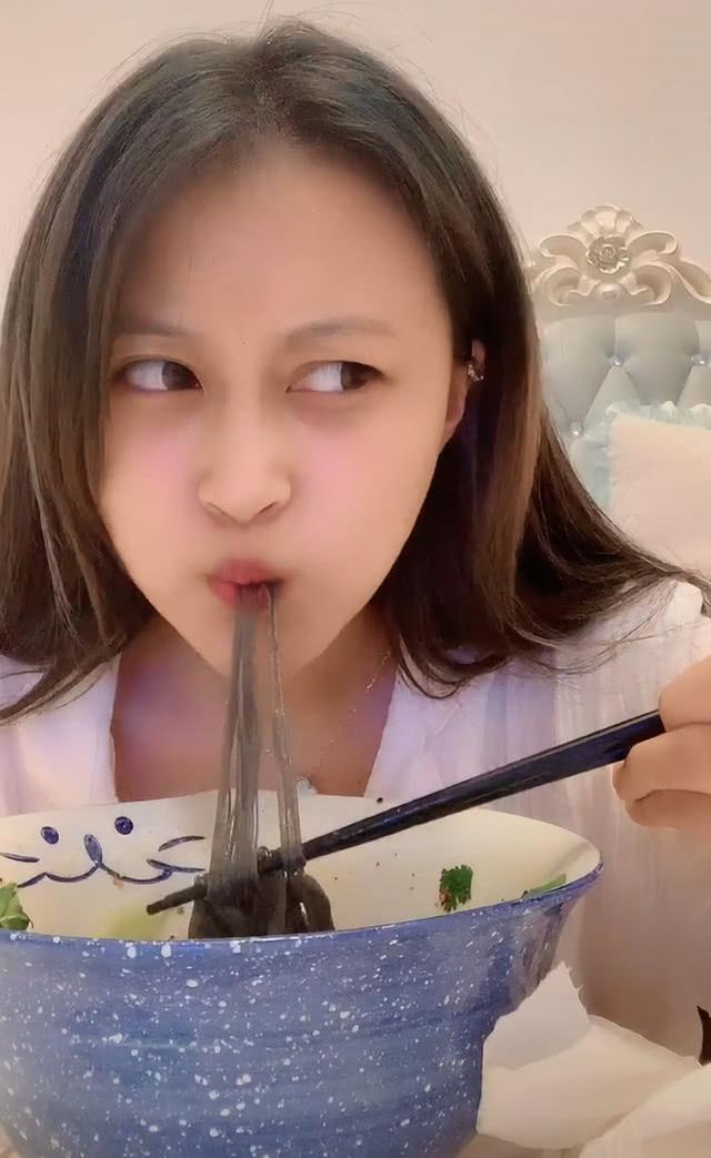 还记得那个皮肤黑的小魔仙美琪吗现写真置身人间仙境美呆了