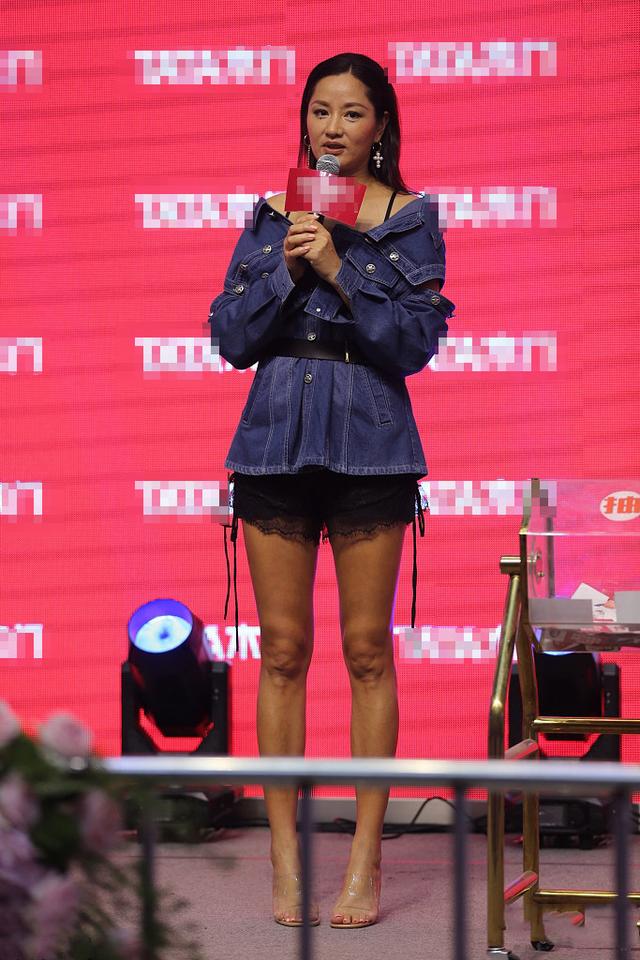 瞿颖确实瘦了,穿牛仔外套配蕾丝短裤秀美腿,48岁的脸20岁的身材