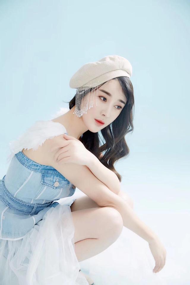 成龙侍宣如新片《龙牌之谜》热映 金丝缕衣显玲珑曲线
