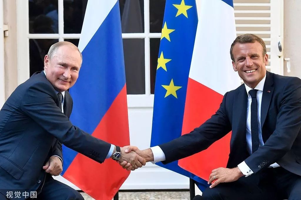 8月19日，法国总统马克龙在风景宜人的“夏宫”布雷冈松堡会见来访的俄罗斯总统普京。/视觉中国
