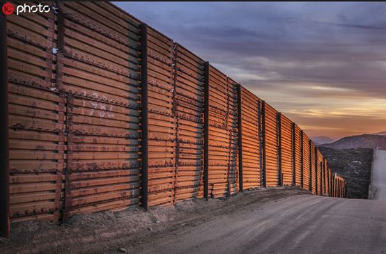 ▲图为美国墨西哥边境的围墙，图源：东方IC