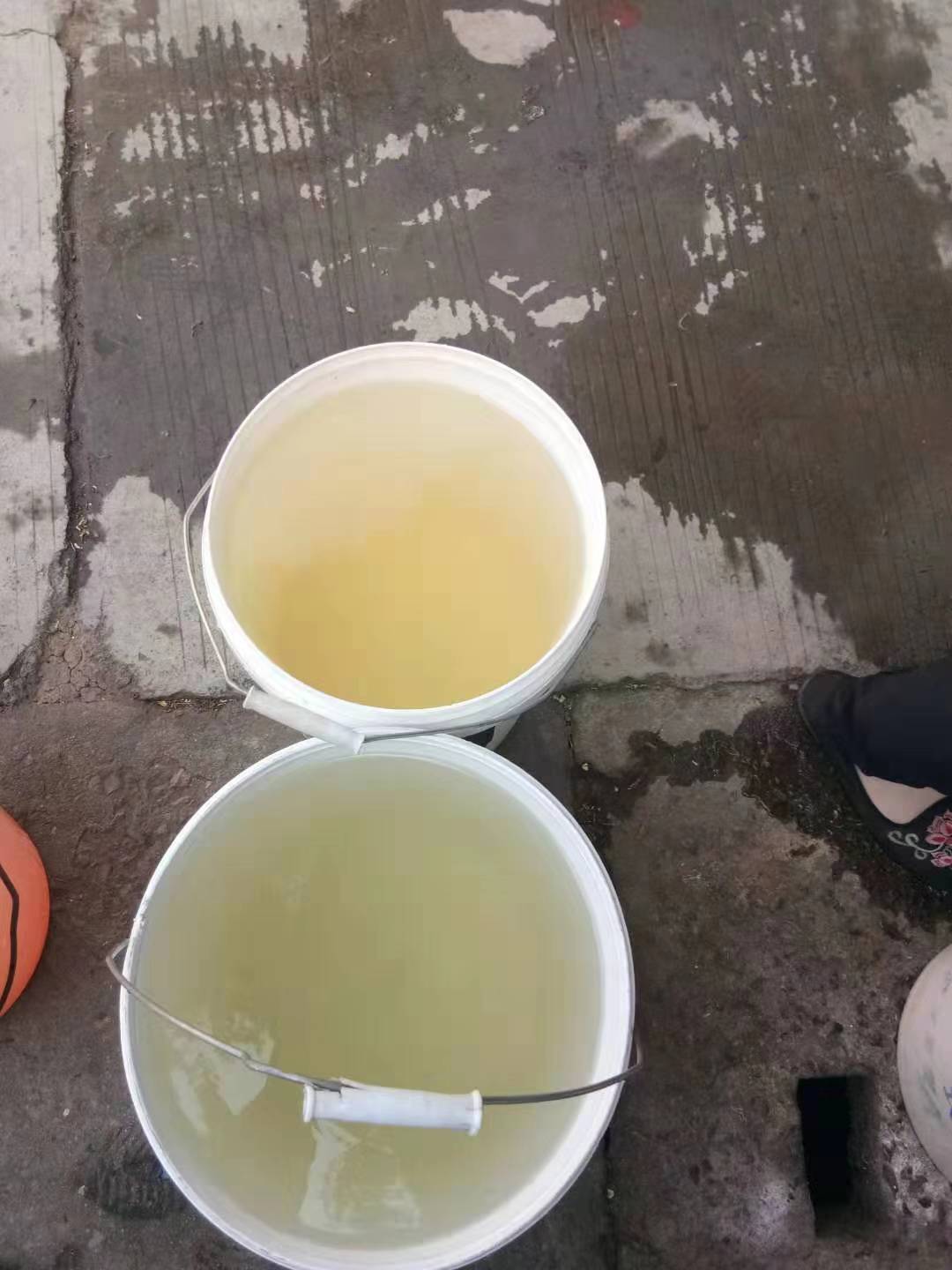 魏庄村村民的生活用水,由村委会从别处拉运,需澄清后才能使用。受访者供图