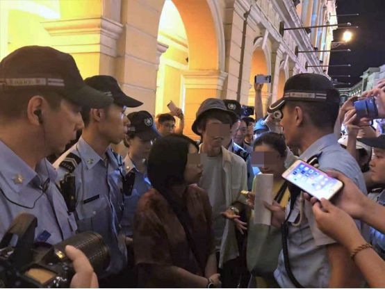 黑衣人想在澳门搞事见到警察脚底抹油