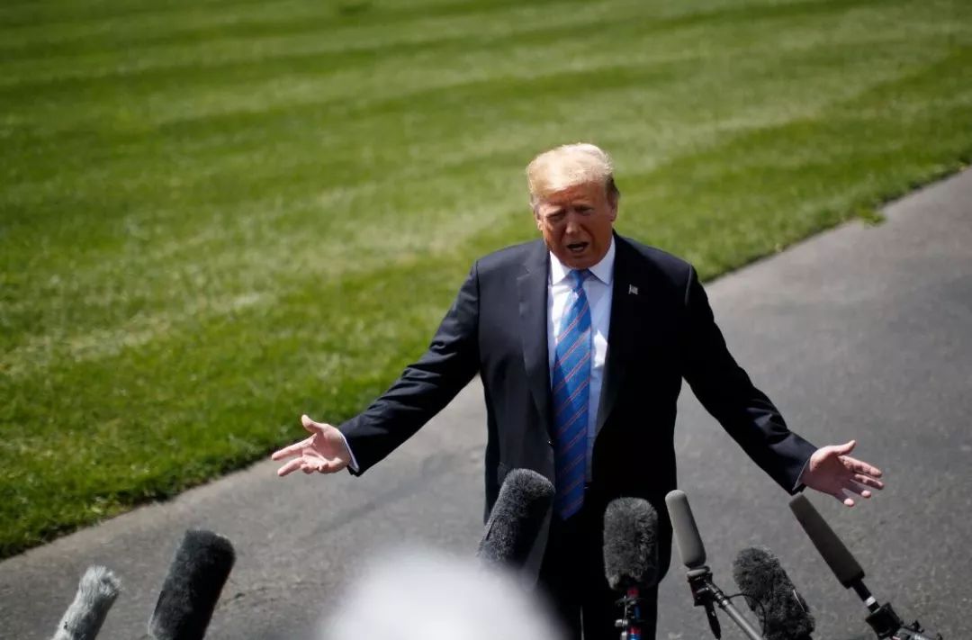 ▲特朗普在白宫草坪回答记者提问。(新华社)