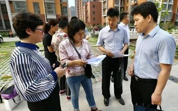 6月18日，督导组在房山区拱辰街道四街村一小区做关于扫黑除恶的调查问卷。图/“北京房山”官方微信公众号