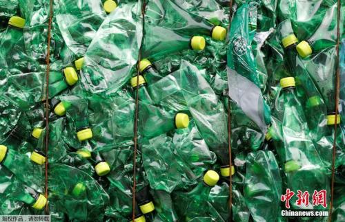 资料图：瑞士比尔顿新成立的环保回收公司回收的塑料瓶堆积如山。