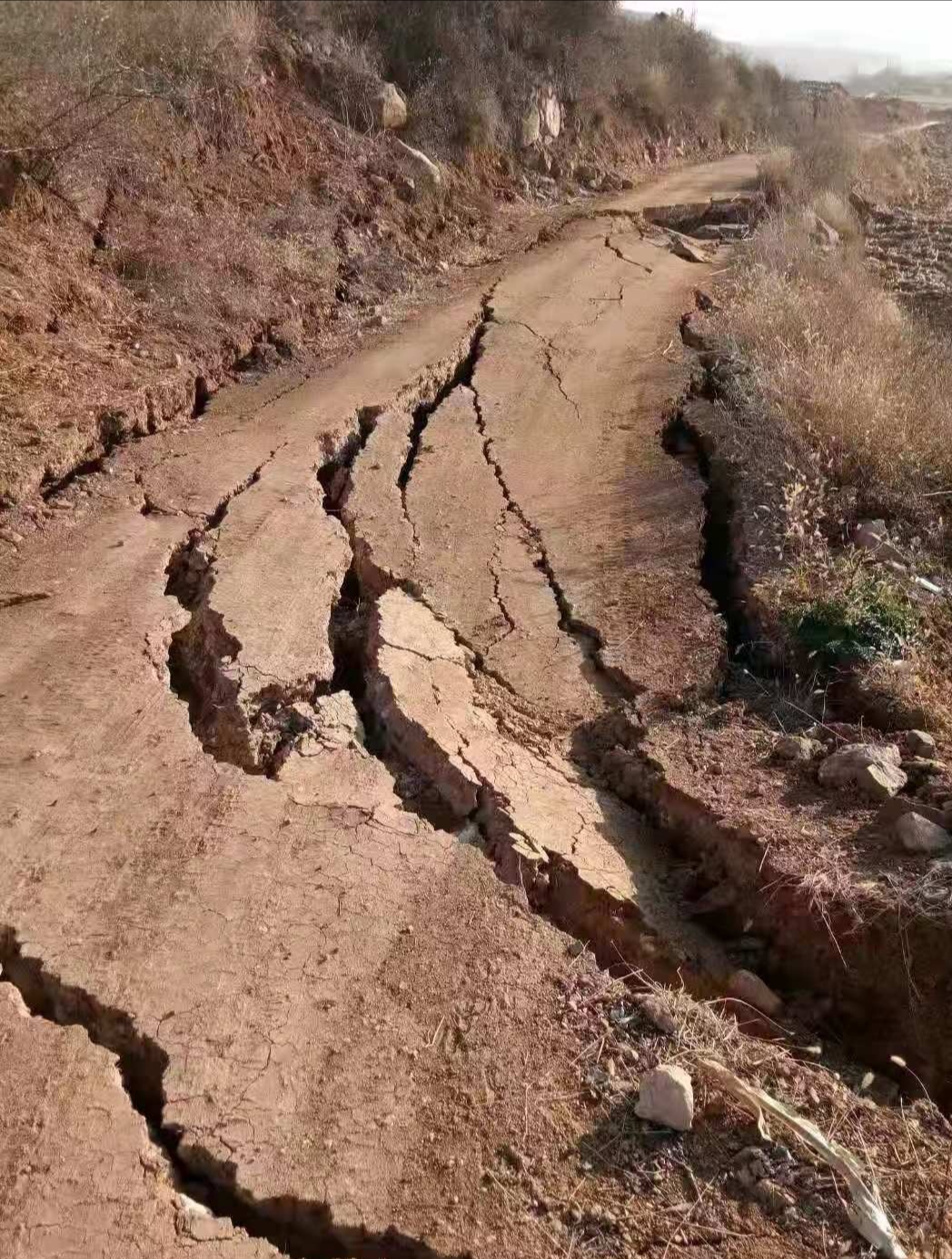 魏庄村北侧农田及田间道路上,出现裂缝、沉降等问题。受访者供图