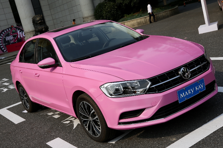 为了让更多女性能驾驶上粉色轿车,玫琳凯中国于2019年引入了大众宝来
