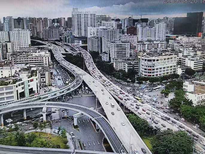 世纪大桥复兴城路段南往北方向,车流量大,尾部排至南大立交桥上桥处