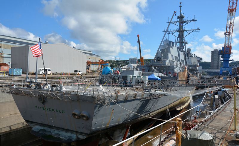 在日本横须贺港干船坞中等待维修的“菲茨杰拉德”号。（图自该报告）
