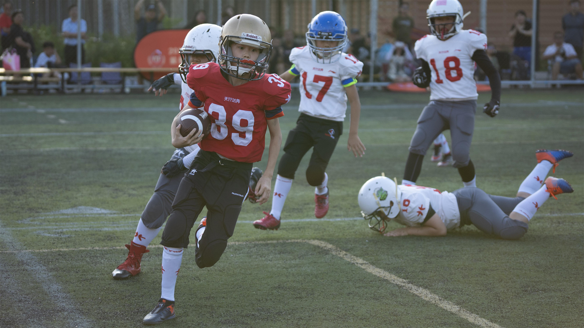 首届中国杯青少年装备橄榄球启程赛落下帷幕,超150名运动员参与最终