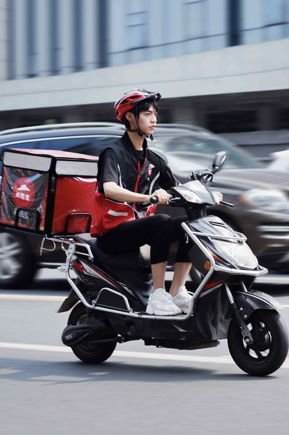 生弟弟手里接过外卖的时候,整个人都懵懵的,以为现在必胜客宅急送的