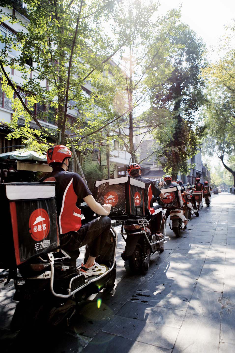 成都男团练习生,竟送起了必胜客宅急送